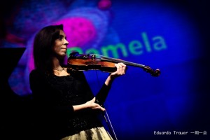 A Luz do Teu Sorriso - Karla Siqueira nos violinos